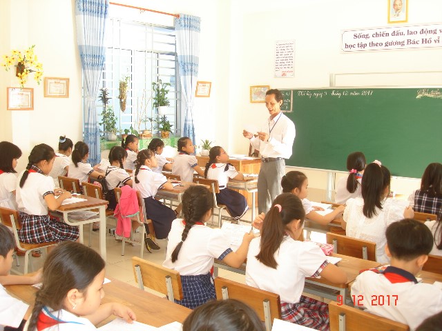 Các em học sinh được hướng dẫn trước khi làm bài thi