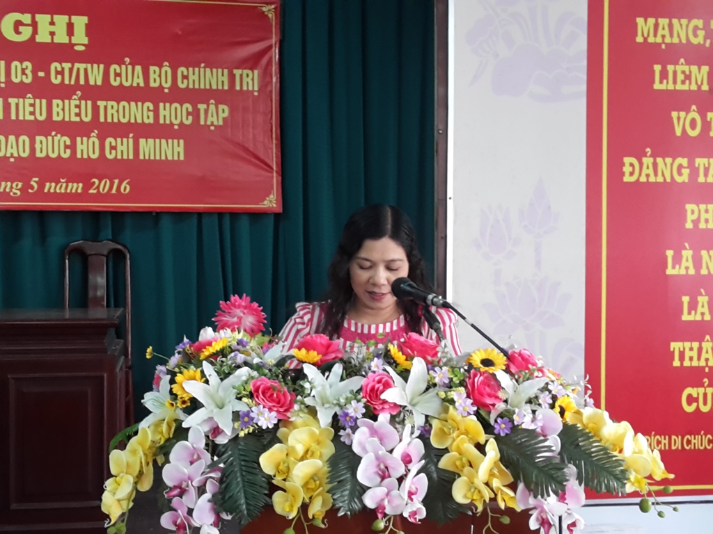 Đồng chí Nguyễn Thị Bích Nga, đại diện Chi bộ Trường trung học cơ sở Chu Văn An phát biểu trao đổi kinh nghiệm tập thể điển hình