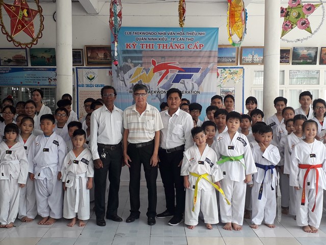 Hình 2: Đại biểu cùng các em tham gia kỳ thi trước giờ khai mạc