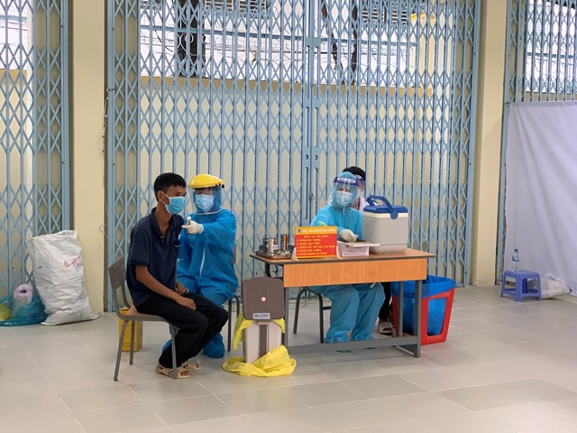 Hình 3: Người dân được tiêm vắc xin Vero Cell (Sinopharm) tại điểm tiêm trường tiểu học Mạc Đỉnh Chi - phường Tân An