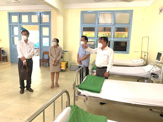 Hình 4: Đoàn khảo sát các phòng chức năng tại các điểm tiêm vắc xin