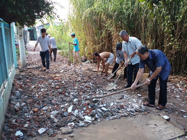 Ảnh: BCH Hội CCB phường cùng Chi hội 3 sông Hậu làm đường nâng cấp hẻm số Đỏ tại khu vực 3 Sông Hậu (Cồn Khương)