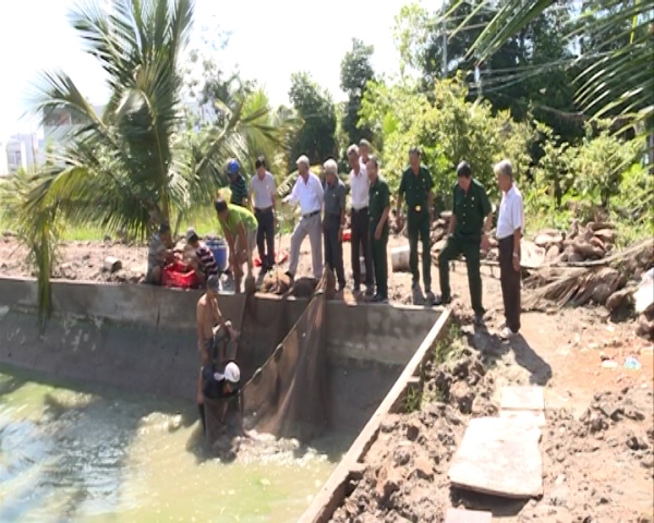 Hình 4: Hội Cựu chiến binh quận Ninh Kiều thăm mô hình nuôi cá của Hội viên trên địa bàn phường An Bình