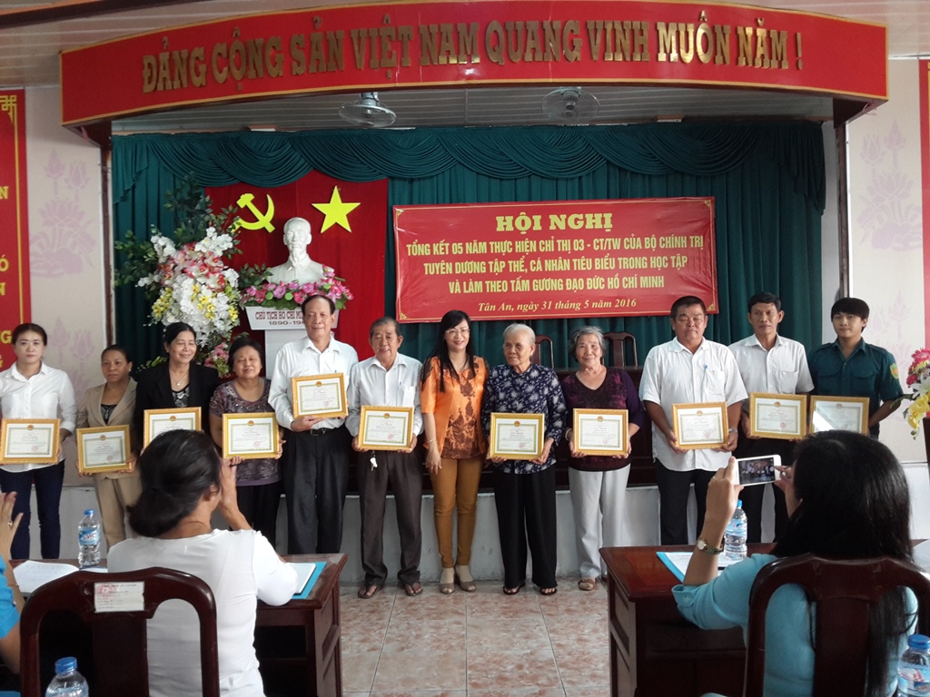 Đồng chí Nguyễn Thanh Thùy Giang, Quận ủy viên – Bí thư Đảng ủy phường trao giấy khen cho các tập thể và cá nhân điển hình.