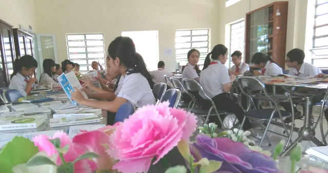 Hình 2: Học sinh trường THCS An Lạc tham quan đọc sách tại triển lãm -  Ảnh: Dương Thủy