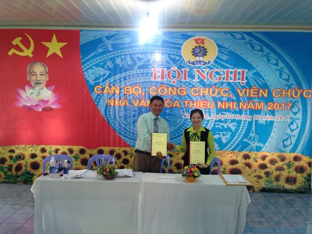 Ông Võ Anh Tuấn - Giám đốc và bà Nguyễn Thị Ngọc Huệ - Chủ tịch Công đoàn Nhà văn hóa thiếu nhi ký kết Qui chế phối hợp giữa Chính quyền và Công đoàn