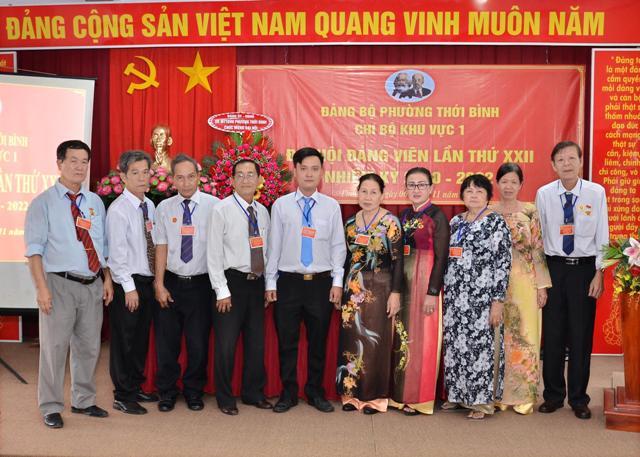 Hình 03: Đoàn đại biểu dự Đại hội đại biểu Đảng bộ phường, lần thứ XVI ra mắt đại hội.