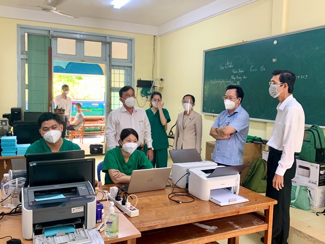 Hình 2: Đoàn đến thăm tại điểm nhập liệu hồ sơ cho người dân khi đến tiêm vắc xin