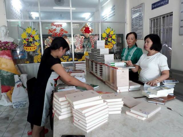 Hình 3: Cán bộ Thư viện quận chuẩn bị gian trưng bày phục vụ độc giả - Ảnh: Dương Thủy