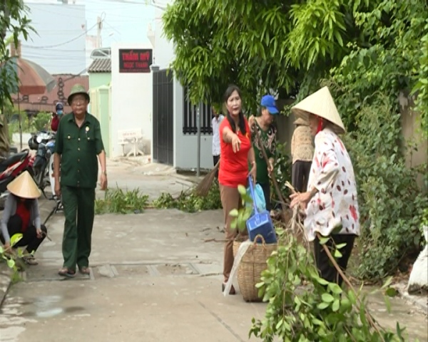 Hình 2: Hội Cựu chiến binh phường Hưng Lợi dọn dẹp vệ sinh tại các con hẻm