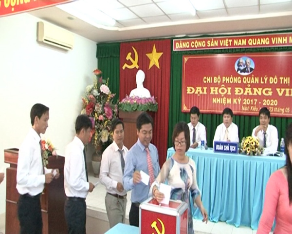 Hình 2: Đảng viên bỏ phiếu bầu tại Hội nghị Đảng viên chi bộ phòng Quản lý đô thị
