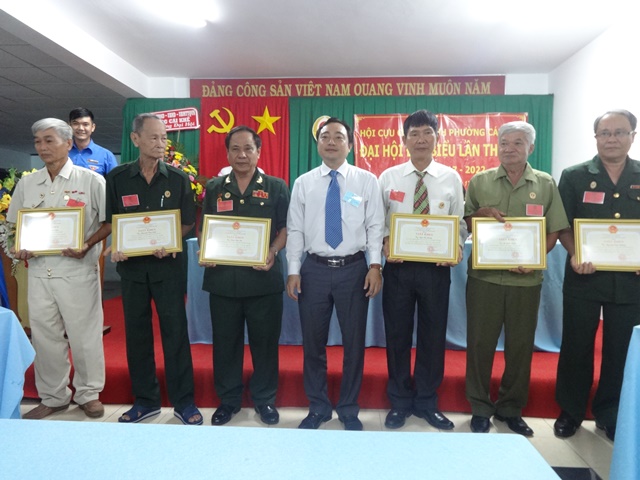 Ông Mai Xuân Bình – Bí thư Đảng ủy phường trao giấy khen cho các cá nhân đã có thành tích xuất sắc trong công tác Hội – Nhiệm kỳ V