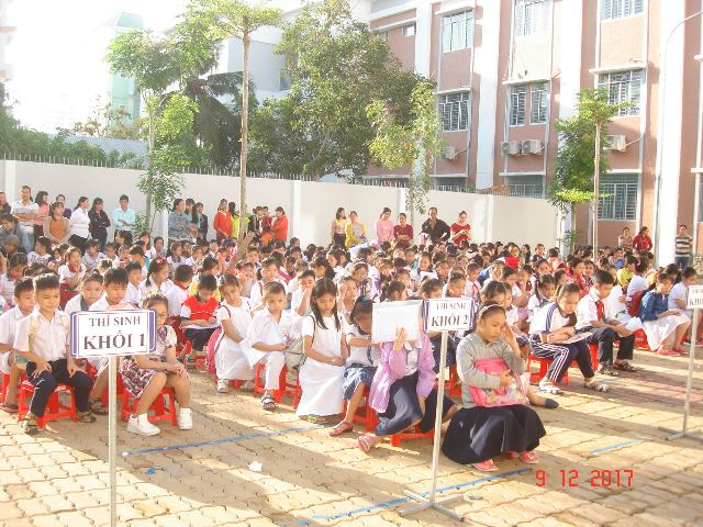 Các em học sinh tham dự lễ khai mạc